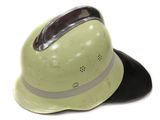 un chapeau vert posé sur un chapeau noir