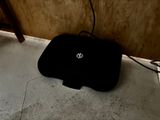un sac noir posé par terre à côté d'un ordinateur portable