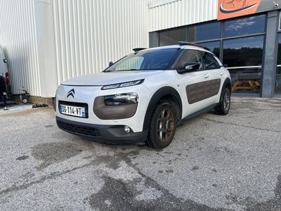 une citrole blanche garée devant un immeuble
