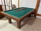 une table de billard recouverte d'un tapis vert