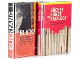 deux livres posés l'un sur l'autre sur une surface blanche