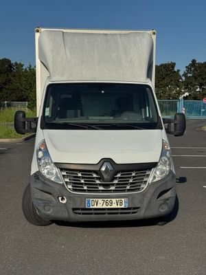 une camionnette blanche garée dans un parking