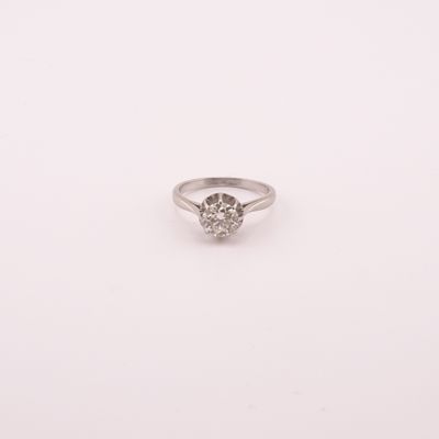 une bague de fiançailles ornée d'un seul diamant au centre