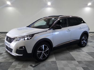 la voiture blanche est garée dans une grande pièce au sol en damier