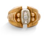 une image d'une bague en or avec un diamant serti au centre