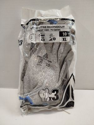 un sac de gants posé sur un plan de travail