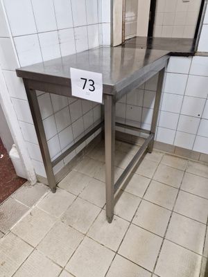 une table sur laquelle est inscrit un numéro, dans des toilettes publiques