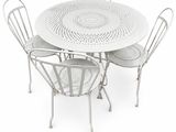 une table blanche entourée de quatre chaises