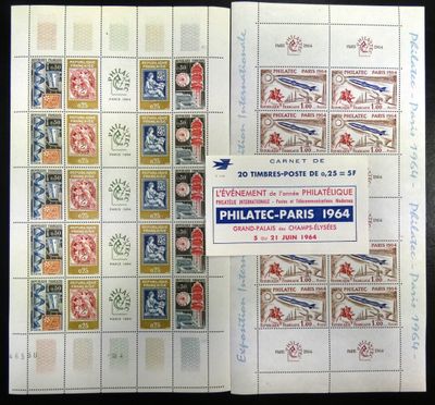 deux pages de timbres aux motifs variés posées sur une table
