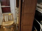 une chaise placée à côté d'un grand paravent dans une pièce
