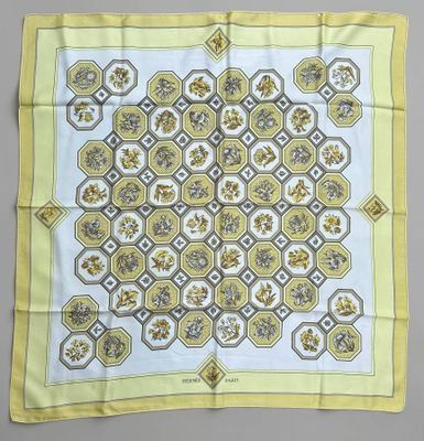 HERMES Carrelages. Carré en soie imprimée à bordure jaune. D…