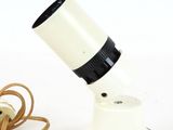 une lampe blanche munie d'un cordon