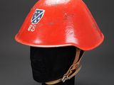 un casque rouge sur une tête de mannequin noire