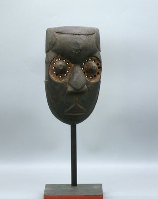 une photo d'une sculpture représentant le visage d'un homme, posée sur un socle