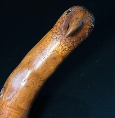 Canne en liane, probablement de chèvrefeuille, le pommeau sc…