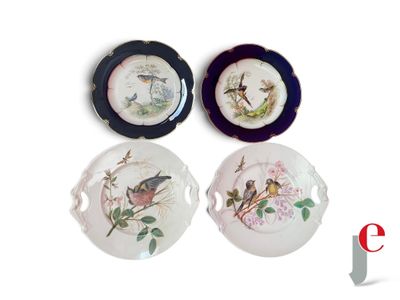 trois assiettes ornées d'oiseaux, posées sur une table