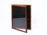 une photo d'une petite boîte en bois contenant un miroir