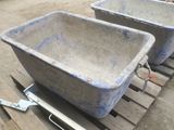 deux vieilles baignoires posées sur une palette
