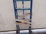 une petite échelle bleue appuyée contre un mur
