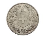 Gros plan sur une pièce de monnaie portant des armoiries