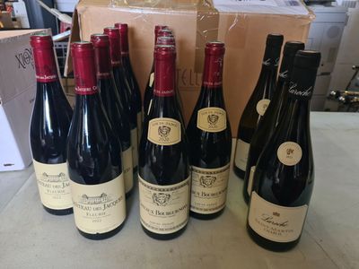 plusieurs bouteilles de vin sont alignées sur une table