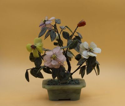 un petit vase contenant des fleurs, posé sur une table
