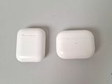 deux AirPods blancs posés l'un à côté de l'autre sur une table