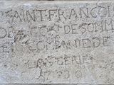 L'inscription sur la pierre se trouve sur le côté du bâtiment.