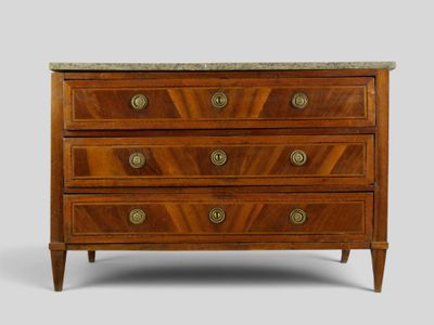 une commode ancienne avec dessus en marbre