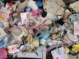 une pile d'objets assortis sur une table