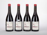 trois bouteilles de vin sont alignées sur une surface blanche