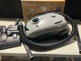 un aspirateur posé sur une table à côté d'une boîte