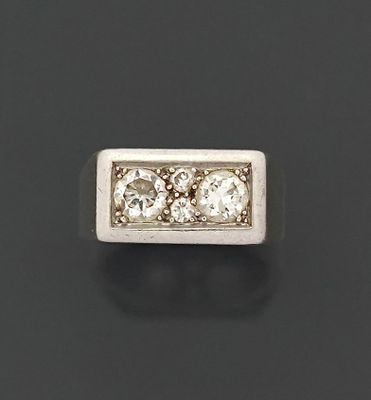 Bague chevalière en or gris 18K 750 millièmes, le plateau re…