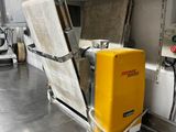 une machine jaune posée sur le sol