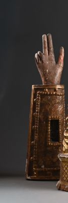 une statue représentant une main sortant d'une boîte