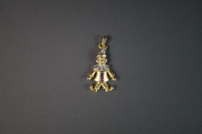 une image représentant un pendentif en or orné d'un ours en peluche
