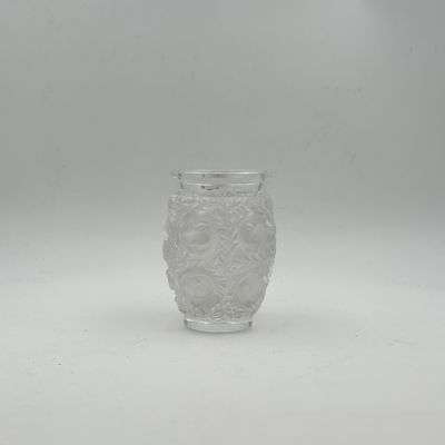 une image représentant un vase en verre transparent sur fond blanc