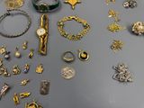 beaucoup de bijoux en or et en argent sur une table