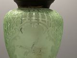 une suspension ancienne en verre vert, munie d'une chaîne