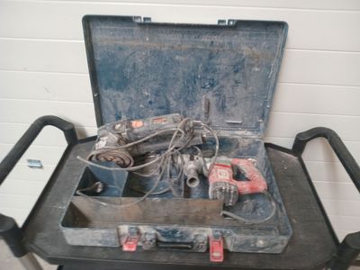 une mallette à outils ouverte posée sur une table noire