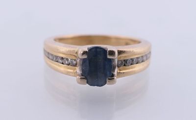 un gros plan d'une bague sertie d'un saphir et de diamants