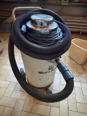 un aspirateur posé sur le sol de la pièce
