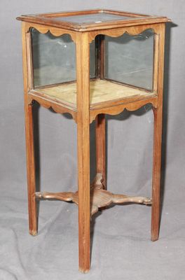 une petite table en bois surmontée d'une vitrine en verre