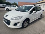 une voiture blanche garée dans un parking à côté d'autres voitures