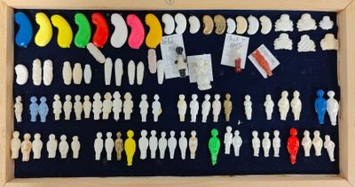 un cadre-vitrine contenant des personnages de toutes sortes