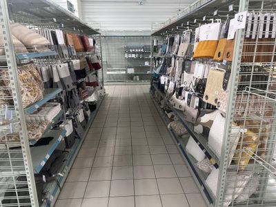 de nombreux articles à vendre sur les étagères du magasin