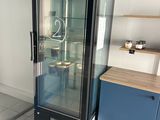 une vitrine en verre au milieu d'une cuisine