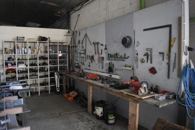 un garage avec de nombreux outils sur les étagères