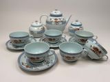 plusieurs tasses et soucoupes et une théière sur la table