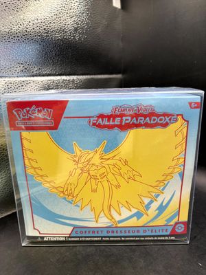 un gros plan sur une boîte de cartes à collectionner Pokémon posée sur une table
